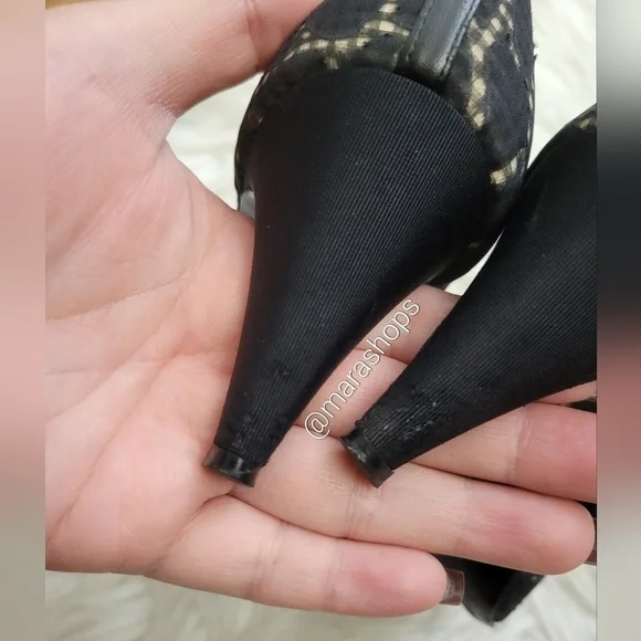 CHANEL Interlocking CC Logo Pumps